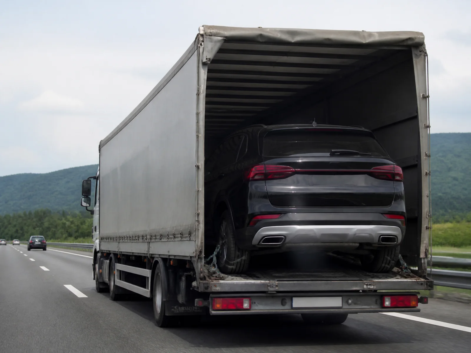 Autotransportér prevážajúci vozidlo po diaľnici
